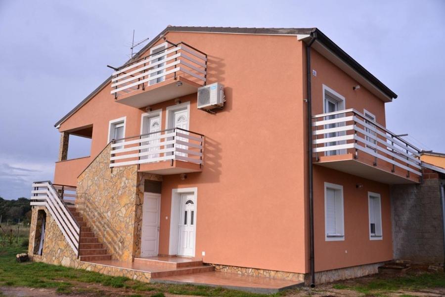ein Gebäude mit Balkon auf der Seite in der Unterkunft Apartments with a parking space Stinjan, Pula - 11648 in Štinjan