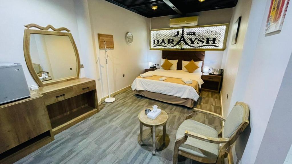 - une chambre d'hôtel avec un lit et un miroir dans l'établissement Daraysh Hotel, à Charjah