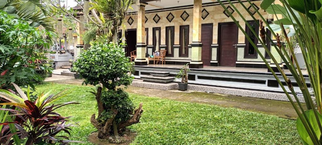 un patio de una casa con plantas y un edificio en D'SARI UNDISAN Houses, en Bangli