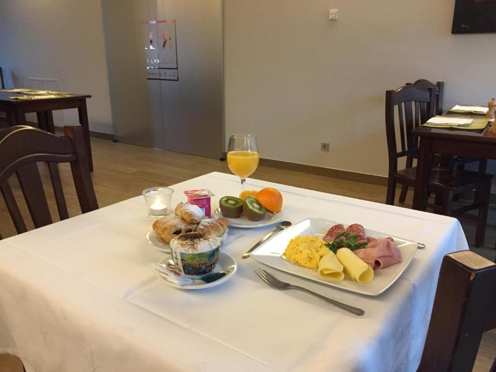 Jídlo v hotelu nebo okolí