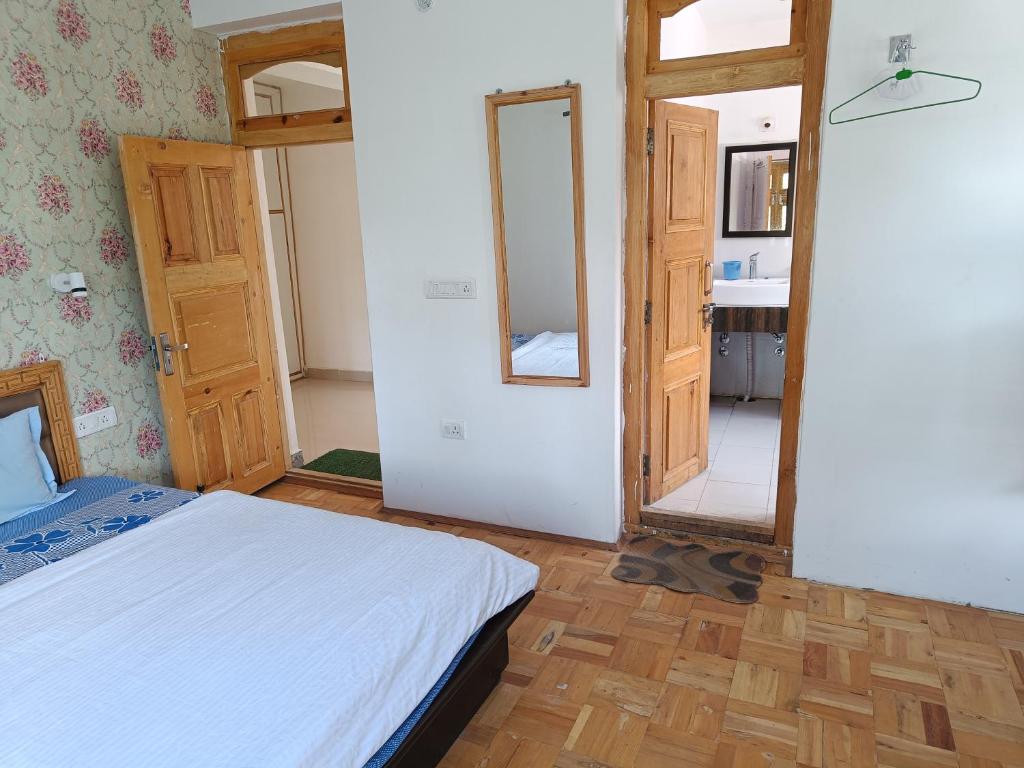 Postel nebo postele na pokoji v ubytování Himalayan Regal House