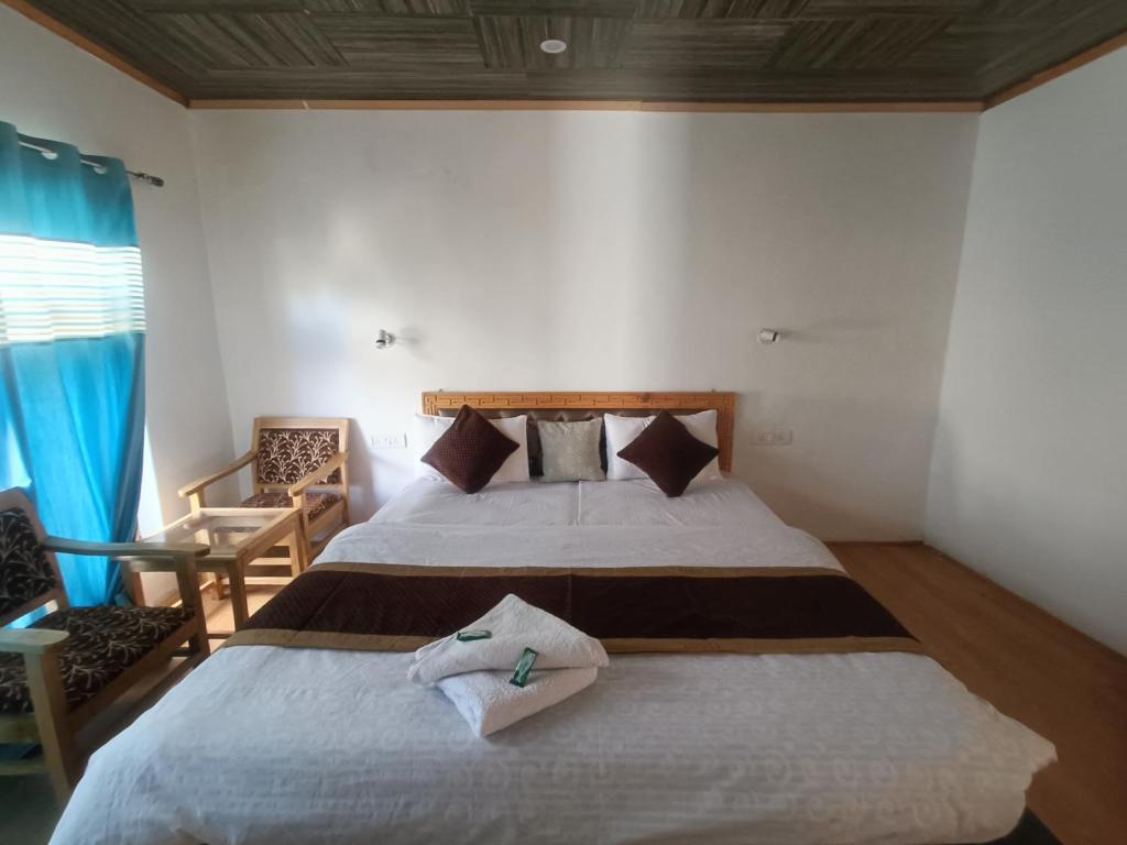 Postel nebo postele na pokoji v ubytování Himalayan Regal House