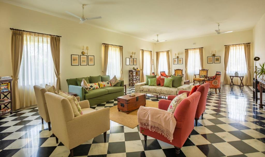 Posezení v ubytování Sariska Manor Luxury Cottages Tehla