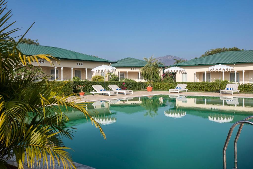 Bazén v ubytování Sariska Manor Luxury Cottages Tehla nebo v jeho okolí
