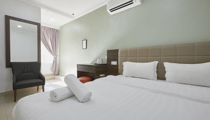 Postel nebo postele na pokoji v ubytování Beryll Inn Cyberjaya Hotel