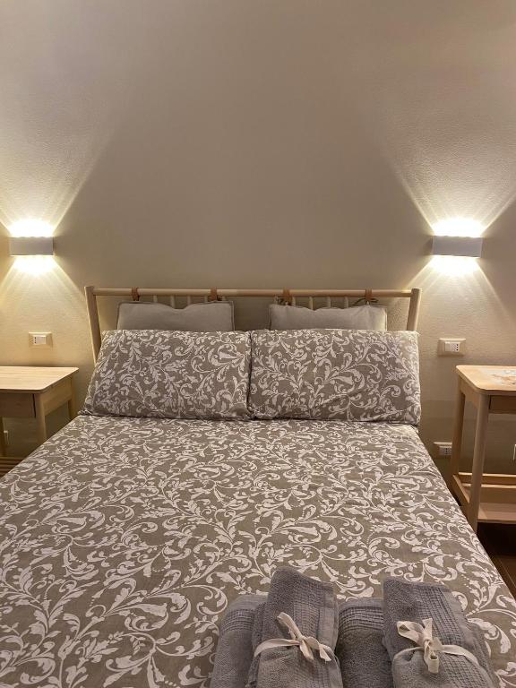 łóżko w pokoju z dwoma stołami w obiekcie Chirone Room w mieście Mondello