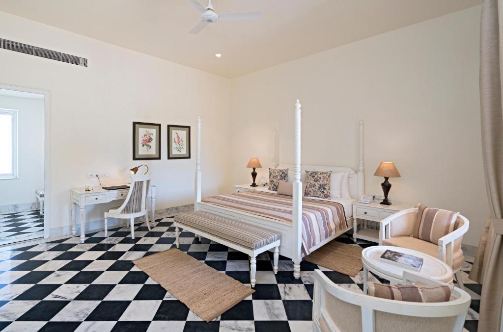 Postel nebo postele na pokoji v ubytování Sariska Manor Luxury Cottages Tehla
