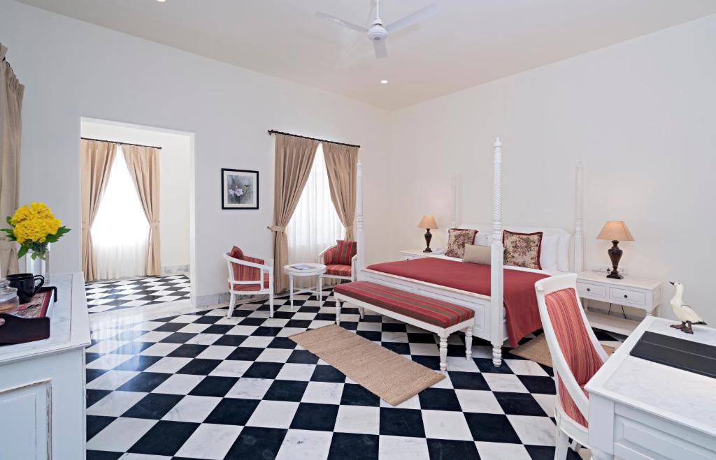 Postel nebo postele na pokoji v ubytování Sariska Manor Luxury Cottages Tehla