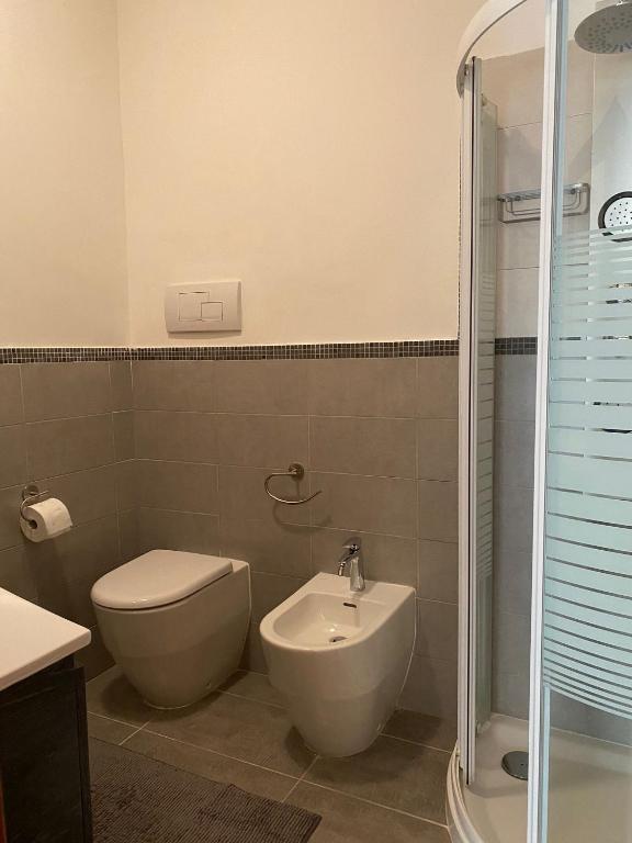 łazienka z toaletą, umywalką i prysznicem w obiekcie Chirone Room w mieście Mondello