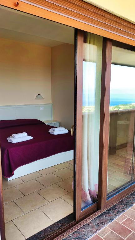 A bed or beds in a room at Residenza Domus Aurea Tropea- Vista Mare