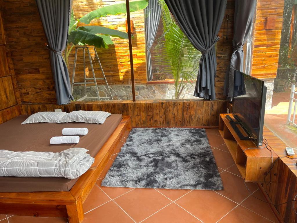 a room with a bed and a tv and a tv at Xu xu motel in Bạc Liêu