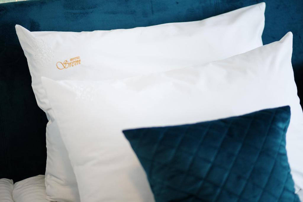 Postel nebo postele na pokoji v ubytování Hotel Srem