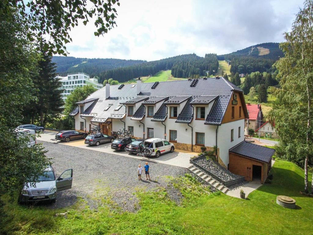 duży dom z samochodami zaparkowanymi na parkingu w obiekcie Kosówka Czarna Góra w Stroniu Śląskim