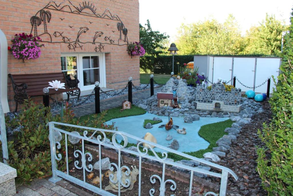 un jardín en miniatura en el patio de una casa en Ferienwohnung Knaub, en Bad Wildungen