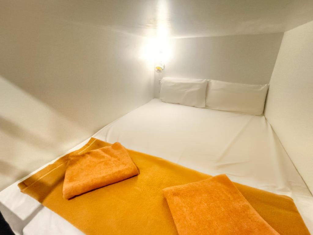 Postel nebo postele na pokoji v ubytování Jomtien Beach Hostel