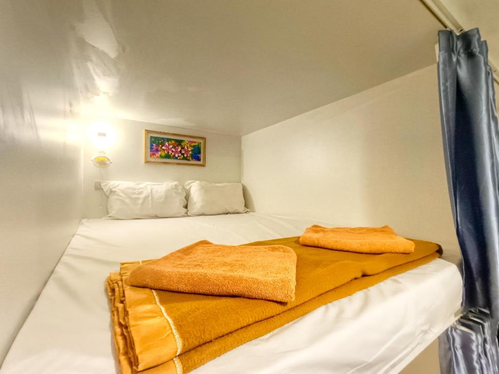 Postel nebo postele na pokoji v ubytování Jomtien Beach Hostel