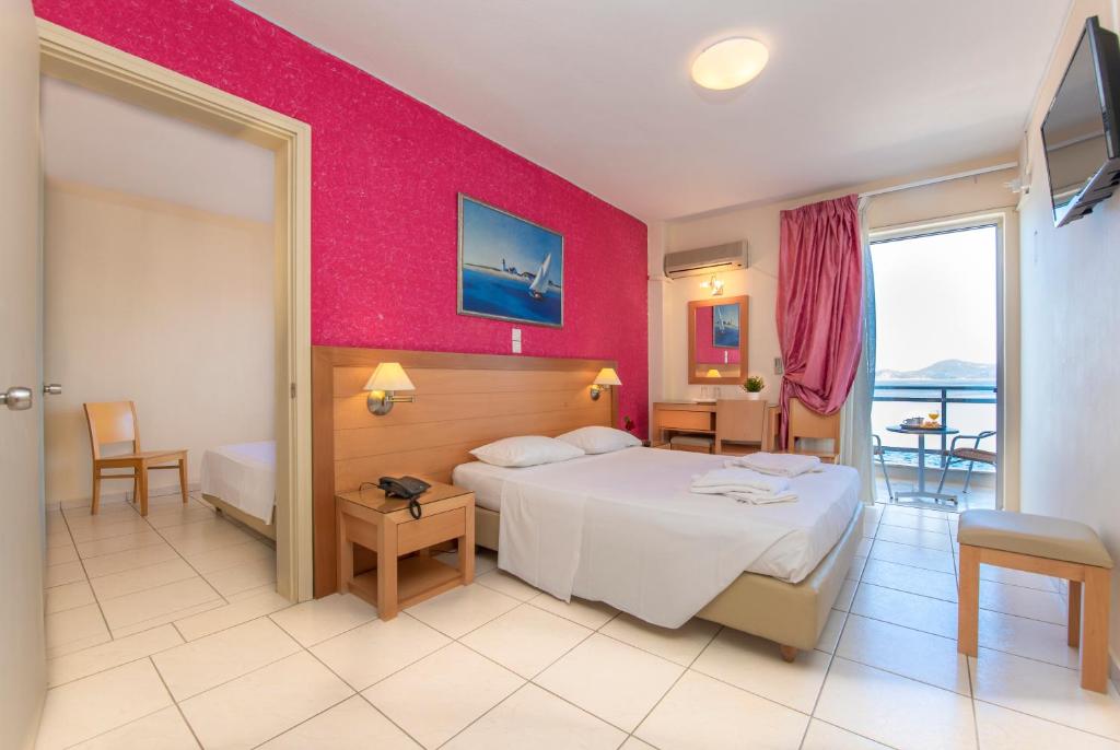 Postel nebo postele na pokoji v ubytování Avra Hotel