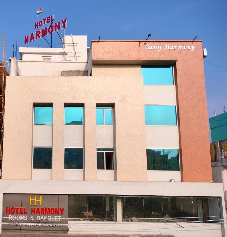 budynek z napisem na górze w obiekcie Hotel Harmony Rooms & Banquet w mieście Patna