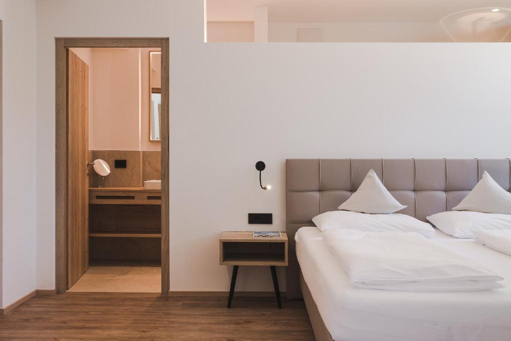 Postel nebo postele na pokoji v ubytování Hotel Mandelhof