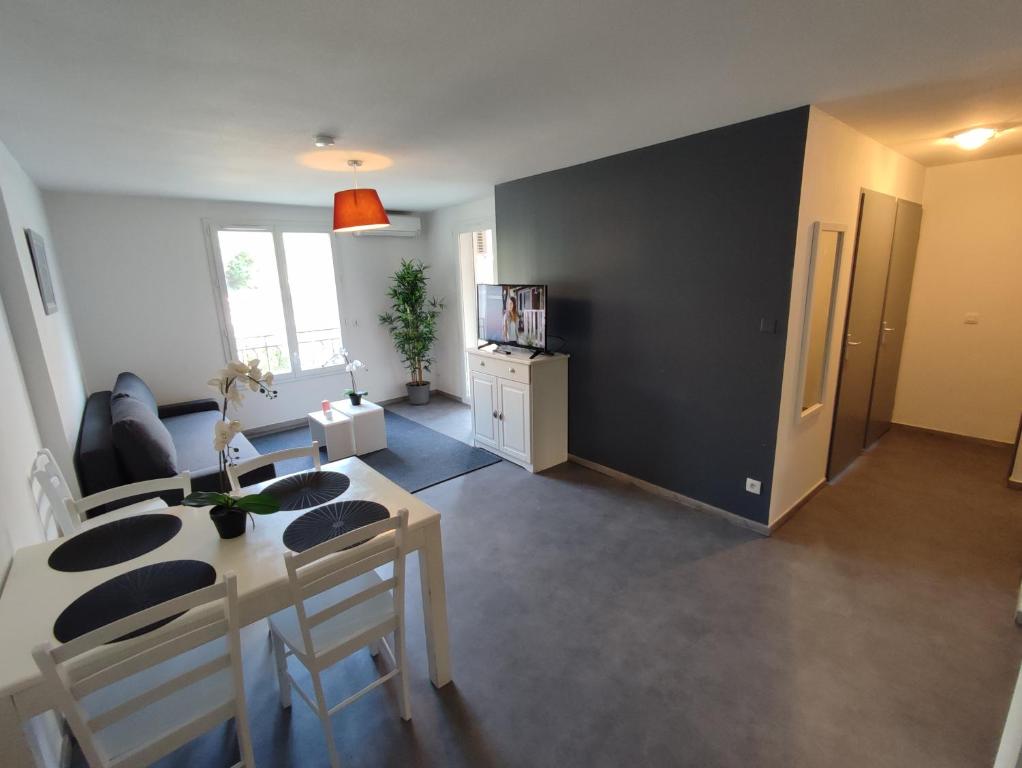 ein Wohnzimmer mit einem Tisch und einem Esszimmer in der Unterkunft Douceur du Verdon- Climatisé avec Piscine, Parking in Gréoux-les-Bains