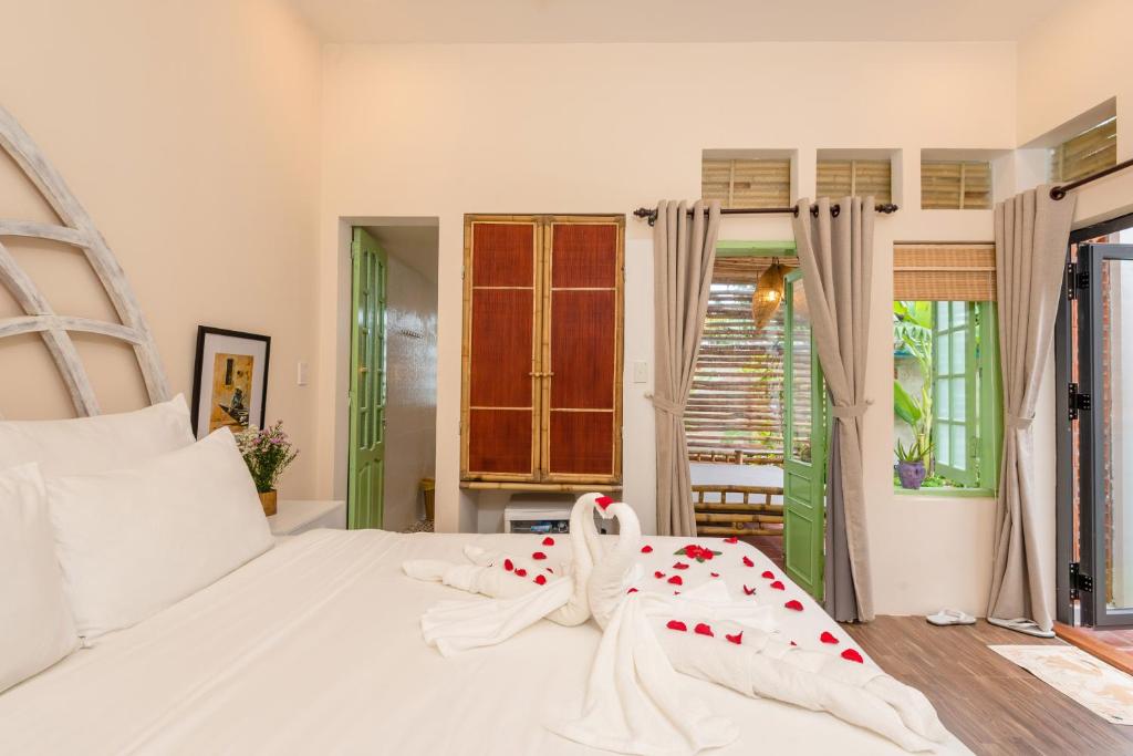 Postel nebo postele na pokoji v ubytování Wanderlust - Beach Side Hoi An