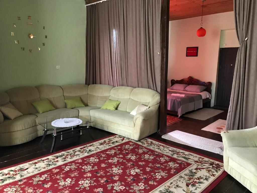 sala de estar con sofá y mesa en Barsa en Zestafoni