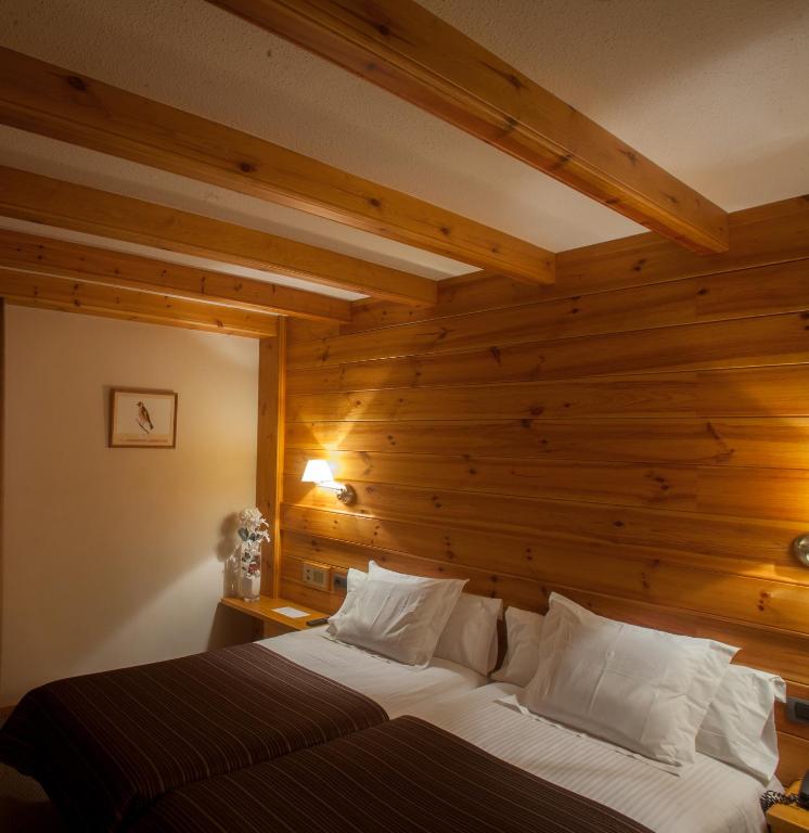 Postel nebo postele na pokoji v ubytování Hotel Bonavida
