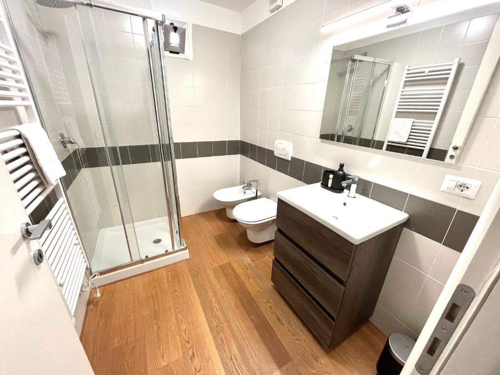 bagno con doccia, lavandino e servizi igienici di Oderisi Studio Suite a Roma