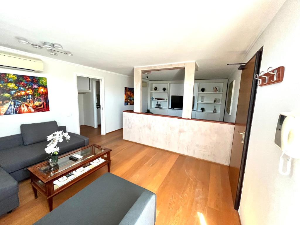 un soggiorno con un divano e un tavolo di Oderisi Studio Suite a Roma