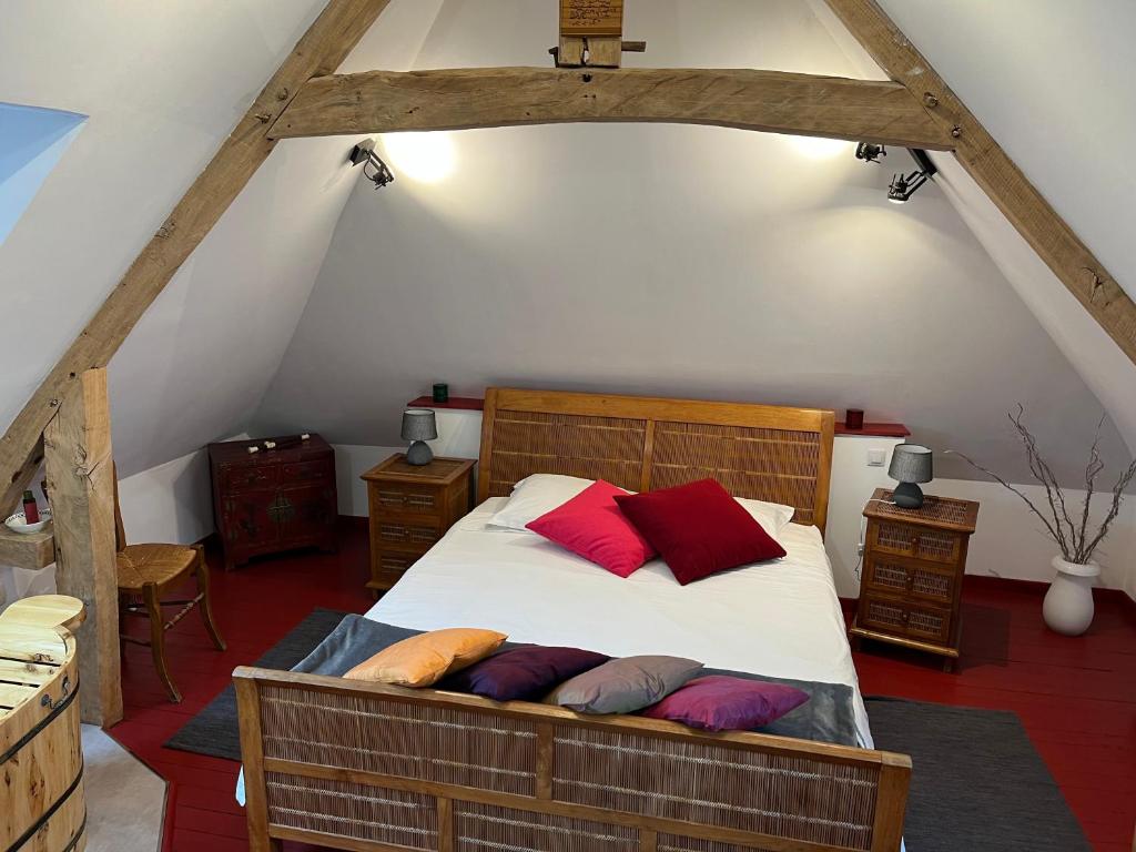 Postel nebo postele na pokoji v ubytování Le Moulin Sainte Marie, chambres d'hôtes et Gîte