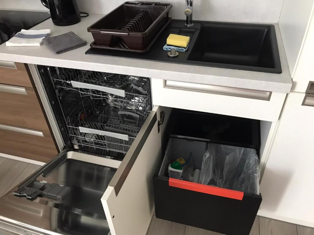 Kuchyň nebo kuchyňský kout v ubytování Příjemný apartmán Křoví v rodinném domku se sdíleným bazénem, terasou a zahradou