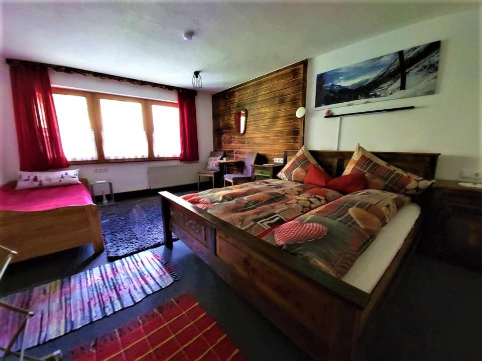 ein Schlafzimmer mit einem großen Bett in einem Zimmer in der Unterkunft Apartment Gletscherbergblick in Obergurgl