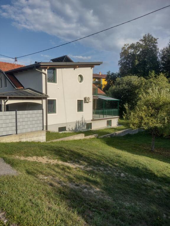 Budova, kde se prázdninový dům nachází