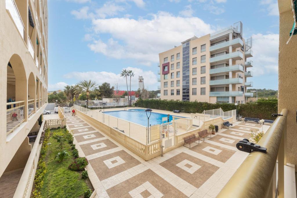 Bazén v ubytování Apartamento con piscina a 250m de la playa nebo v jeho okolí