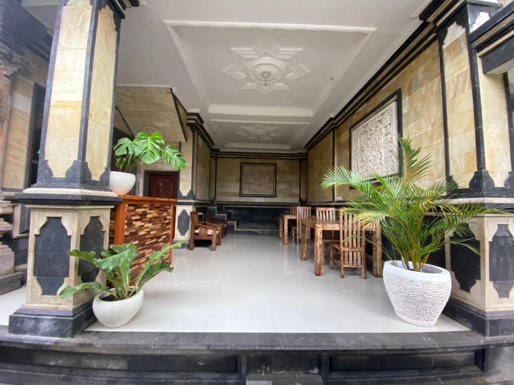 a room with potted plants on the walls at Kawi Homestay Sidemen in Sidemen