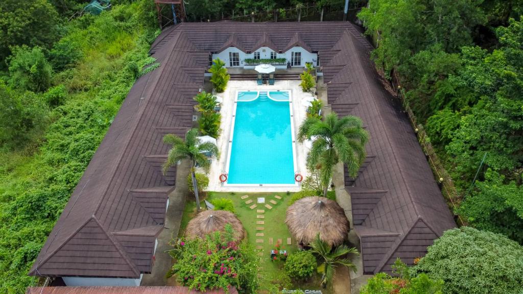 eine Luftansicht eines Hauses mit Pool in der Unterkunft Sunz en Coron Resort in Coron