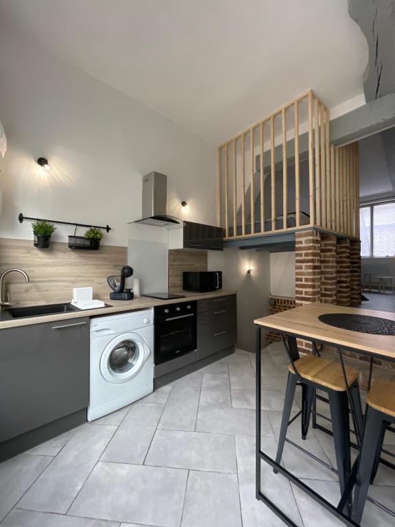 a kitchen with a washing machine and a washer at BE MY APPARTS, Studio de charme "LE CARILLON", DOUAI, Coeur de ville in Douai