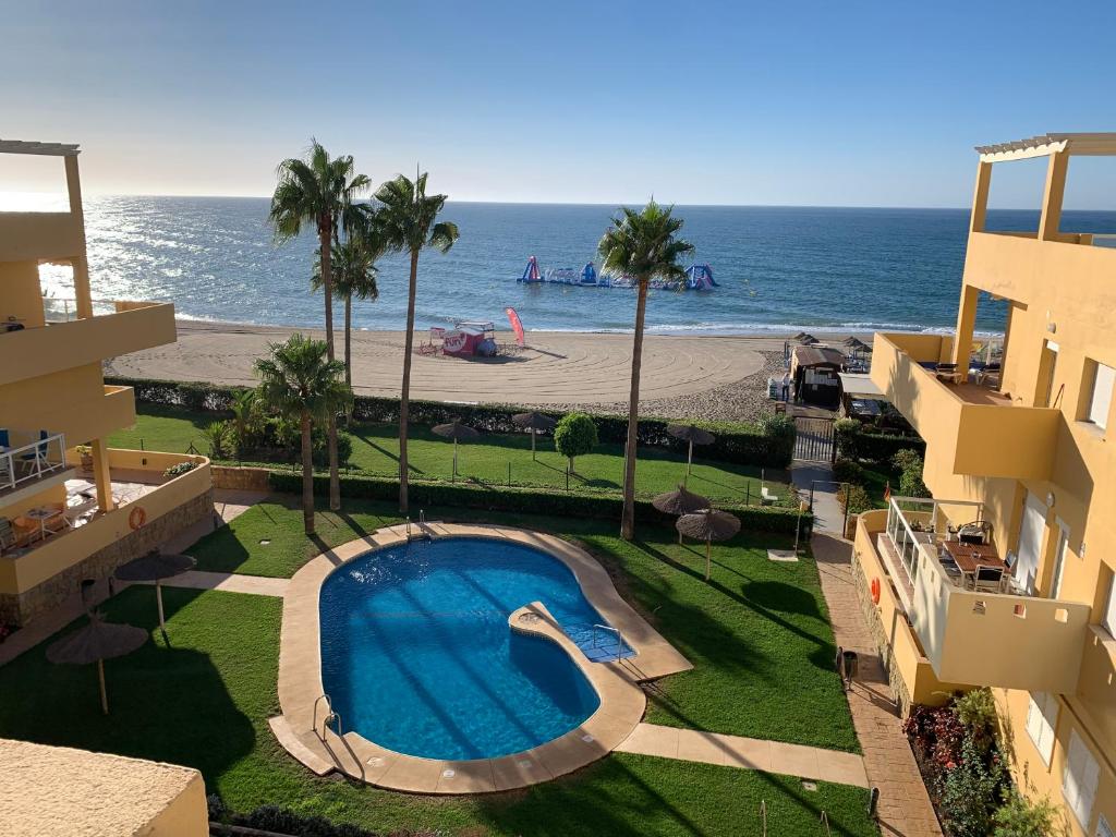 Bazén v ubytovaní Spectacular penthouse in front of the sea, 200 m2 terrace - Arruzafa Playa alebo v jeho blízkosti