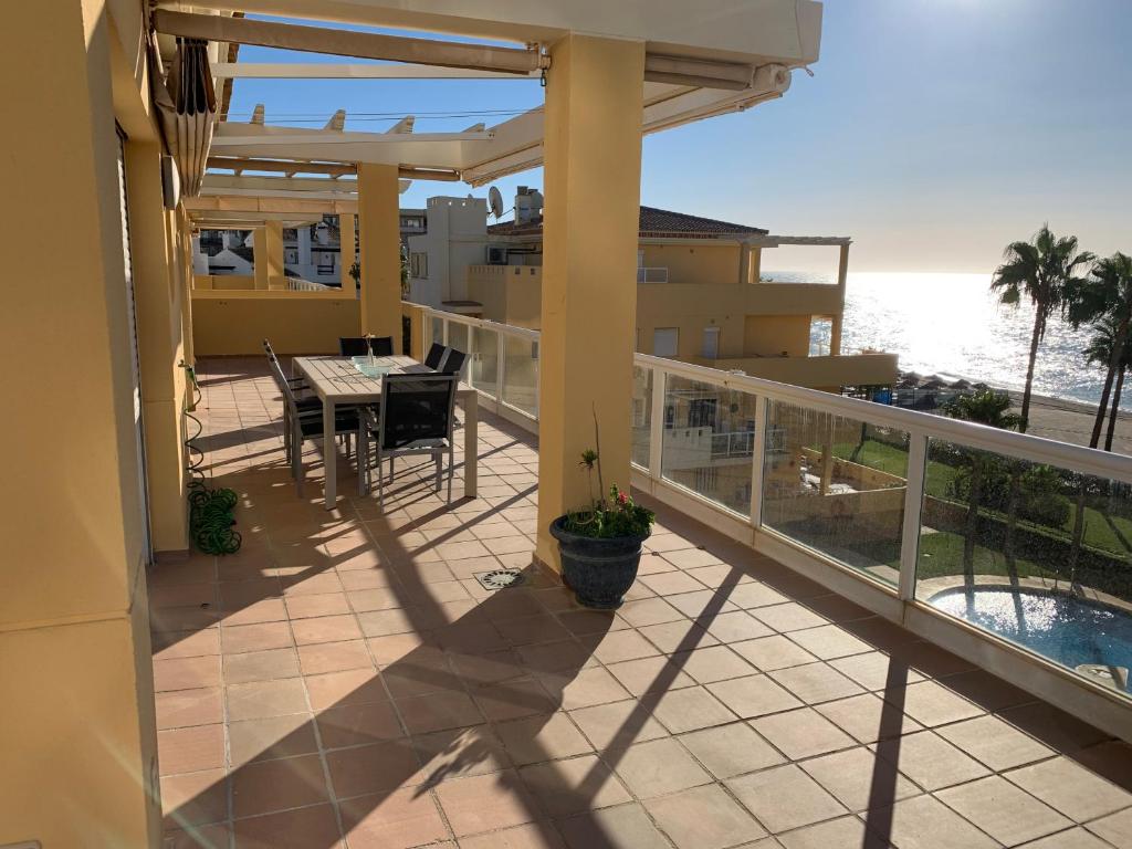 Balkón alebo terasa v ubytovaní Spectacular penthouse in front of the sea, 200 m2 terrace - Arruzafa Playa