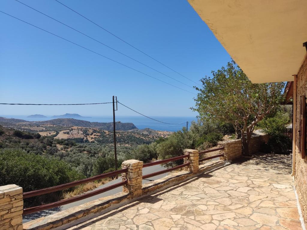vistas a las montañas desde el porche de una casa en Stone House en Triopetra