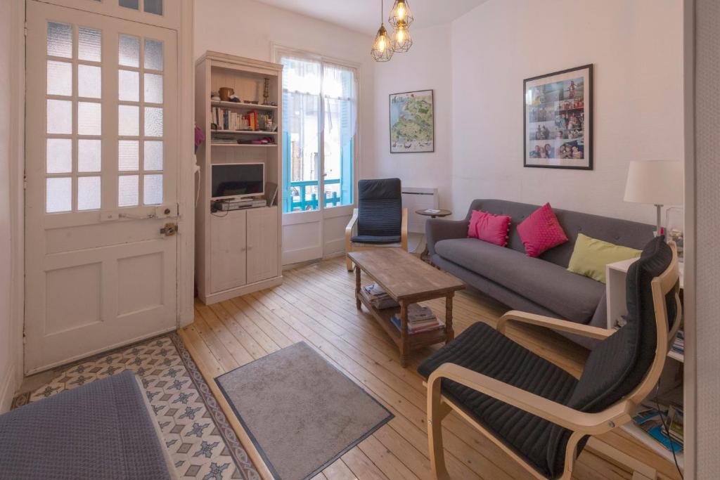 Televízia a/alebo spoločenská miestnosť v ubytovaní Villa Señorita dans le quartier historique de Mers-les-Bains, 100m de la plage