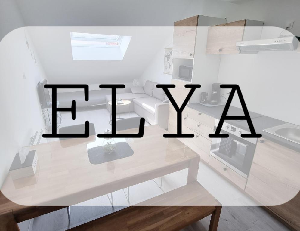 布賴迪訥的住宿－THELNA elya，白色的房间,上面有读 ⁇ 的标志