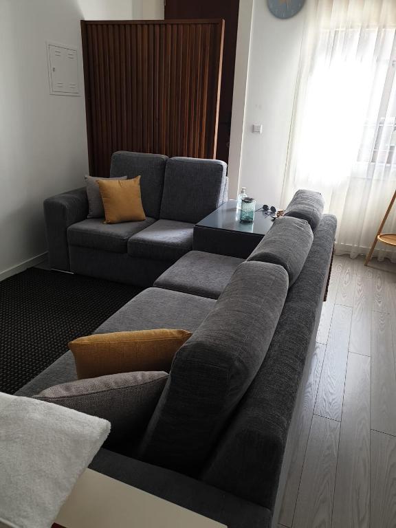 - un salon avec un canapé et une table dans l'établissement Guest house near the beach, à Vila do Conde