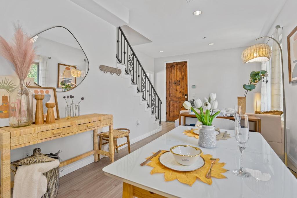 Entire Modern Designed Townhouse in Fullerton - Housity