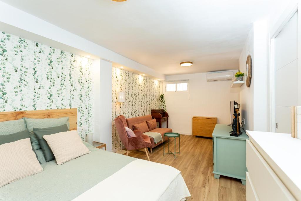 een slaapkamer met een bed, een bureau en een stoel bij Apartamento Rauda 51 B, Granada in Granada
