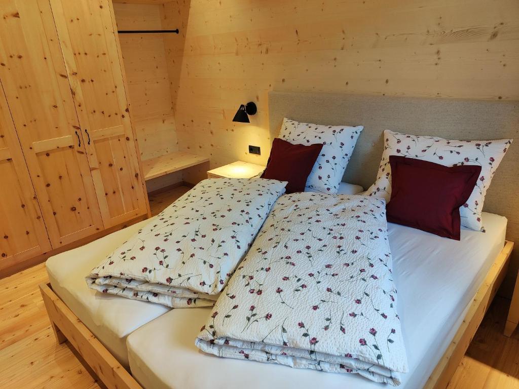 Postel nebo postele na pokoji v ubytování Ferienhütte Premstlahof - Chalet
