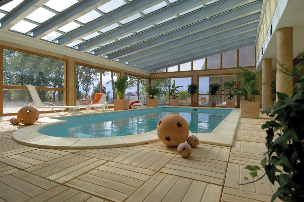 una gran piscina con un osito de peluche sentado frente a ella en La Pradella en Bolquere Pyrenees 2000
