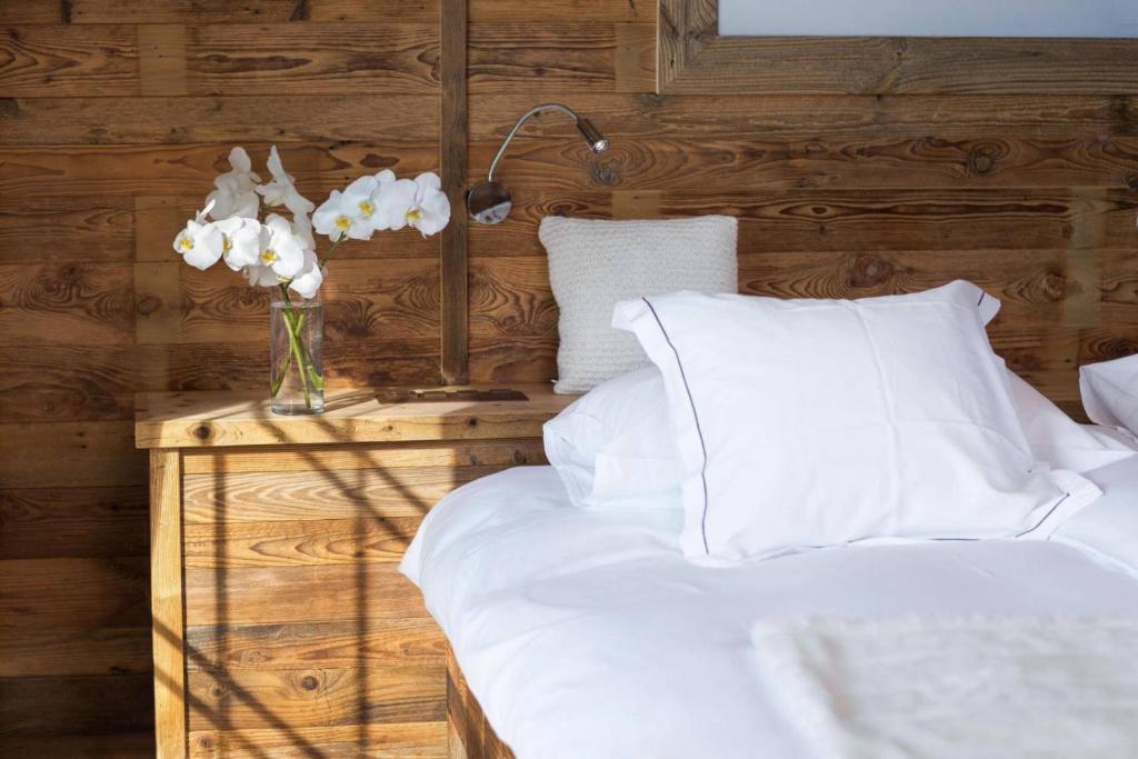 Postel nebo postele na pokoji v ubytování Hostellerie du Pas de l'Ours "Relais et Châteaux"