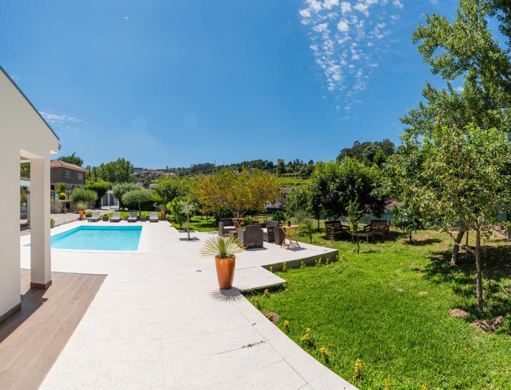 Bazén v ubytování Villa Casa de Santo Antonio nebo v jeho okolí