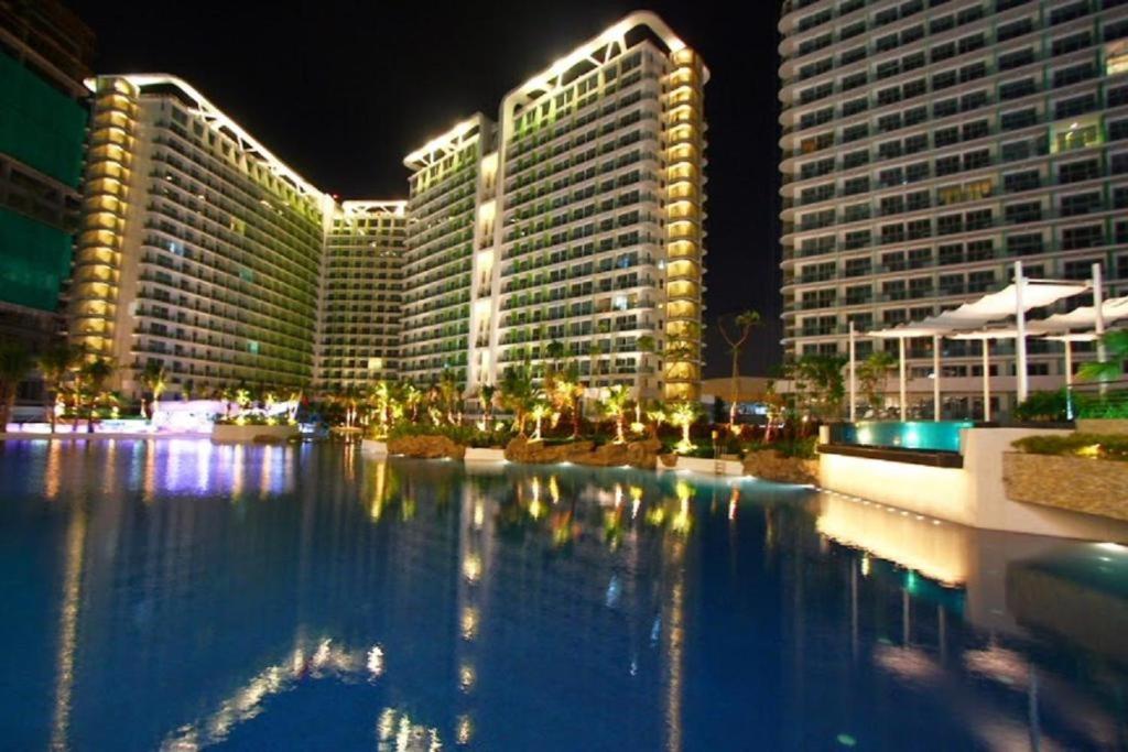 uma grande piscina de água em frente a edifícios altos em Azure Urban Resort A1 balcony near Mall airport em Manila